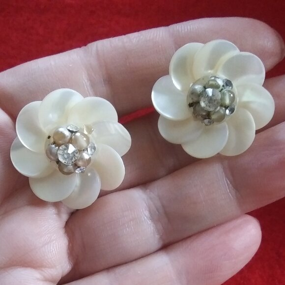 VTG Mother of Pearl CLUSTER Screw Back EARRINGS Flower Shaped  Japan  FLAWS - Picture 5 of 16